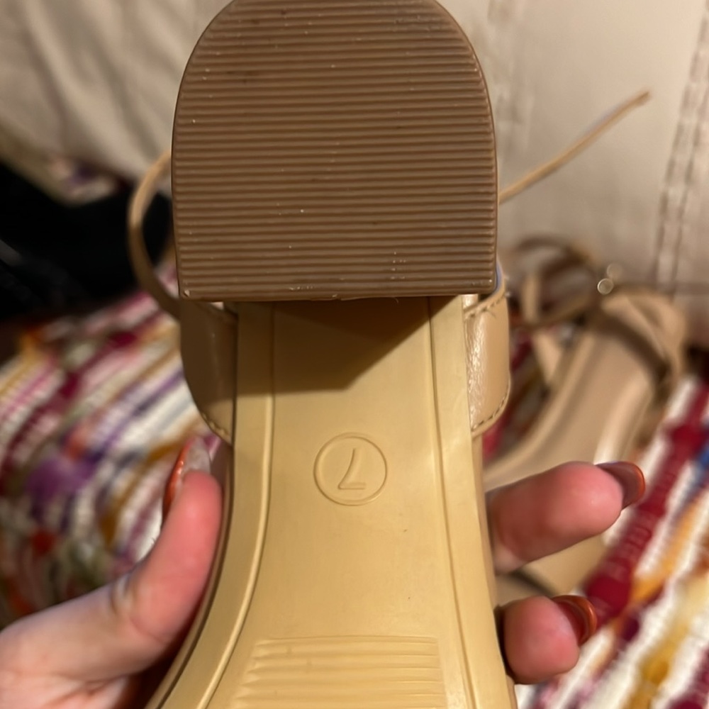 Target tan heels - Picture 2 of 3